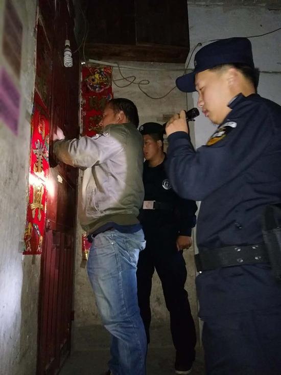 信阳粗心妈妈误将幼女锁家中 