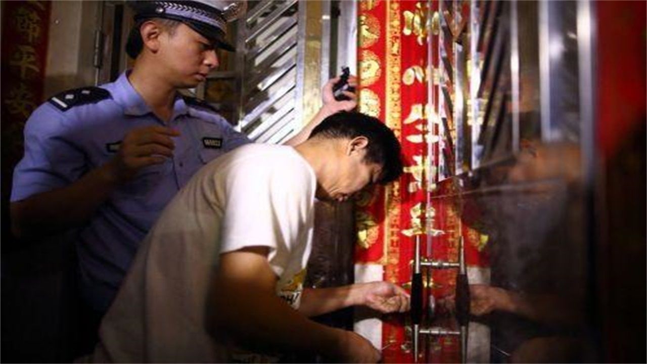 信阳请开锁师傅开了锁后，师傅